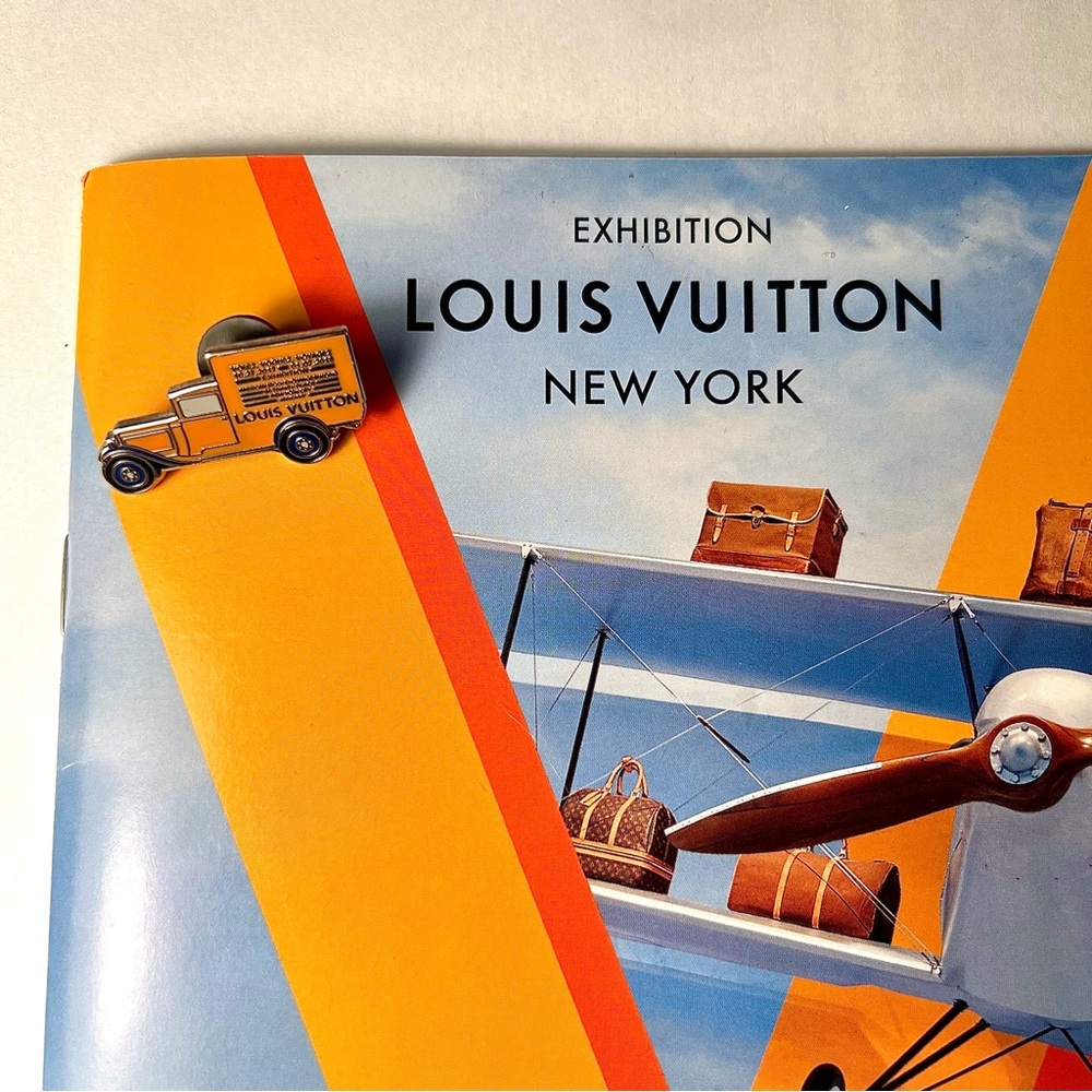 RARE🔖🌟Louis Vuitton Limited Edition Pin and Book 2017